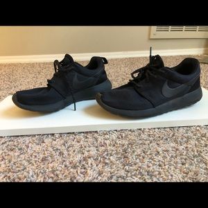 Nike all black Roshe